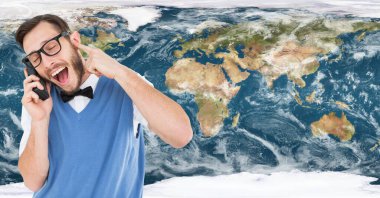 Beyaz adam arka planda dünya haritasıyla akıllı telefondan konuşuyor. küresel ağ ve teknoloji kavramı