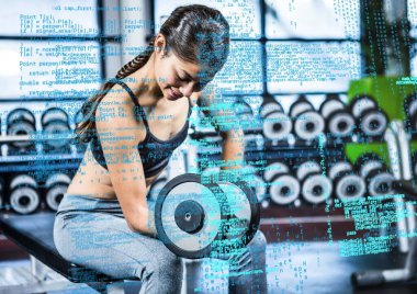 Spor salonunda çalışan Asyalı formda bir kadına karşı veri işlemenin birleşik görüntüsü. Spor fitness ve teknoloji kavramı