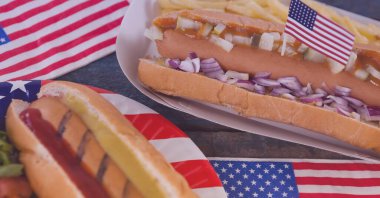 Amerikan bayrağı ahşap yüzeyde fotokopi alanı olan bir sosisli sandviç üzerinde. Amerikan bağımsızlığı ve vatanseverlik kavramı