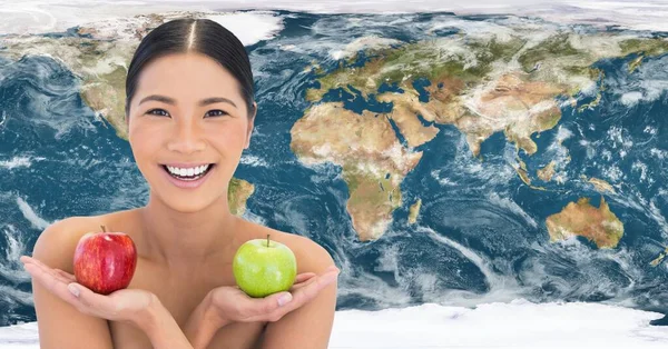Portret Azjatki Trzymającej Tle Dwa Jabłka Mapie Świata Globalna Koncepcja — Zdjęcie stockowe