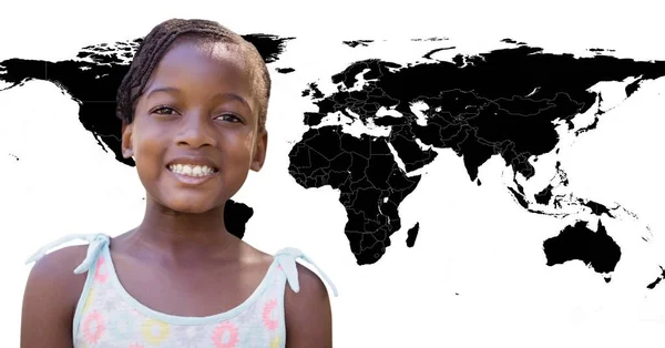 Beyaz Arka Planda Dünya Haritasına Gülümseyen Afrikalı Amerikalı Bir Kızın — Stok fotoğraf