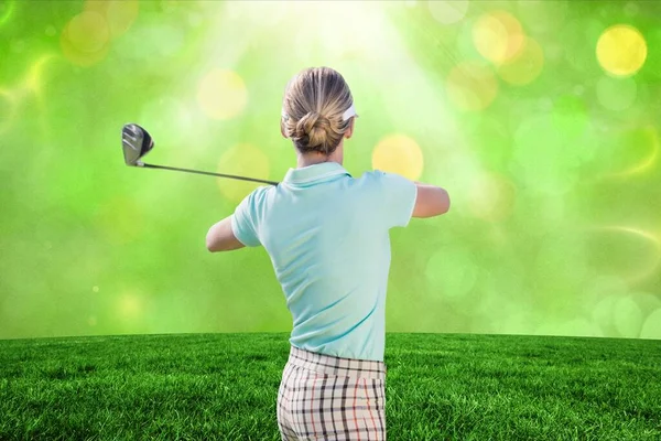 Vit Kvinna Spelar Golf Mot Grönt Gräs Och Ljusfläckar Med — Stockfoto