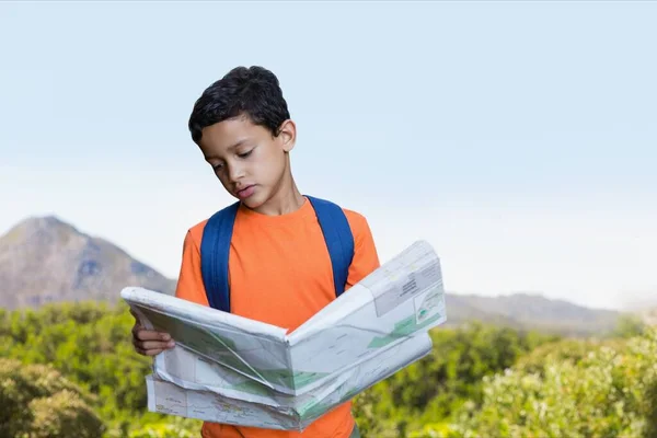 Kompozitní Obraz Hispánského Mladíka Jak Čte Mapu Proti Krajině Horami — Stock fotografie