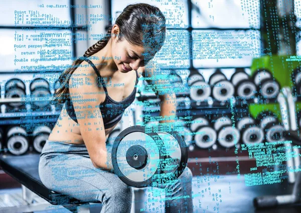 Spor salonunda çalışan Asyalı formda bir kadına karşı veri işlemenin birleşik görüntüsü. Spor fitness ve teknoloji kavramı