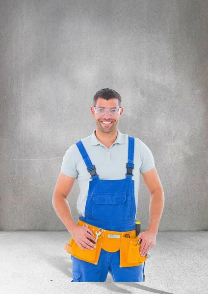Retrato Homem Branco Trabalhador Sorrindo Contra Espaço Cópia Fundo Cinza — Fotografia de Stock