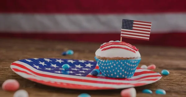 Μινιατούρα Αμερικανική Σημαία Πάνω Από Ένα Κέικ Κύπελλο Ένα Πλάκα — Φωτογραφία Αρχείου