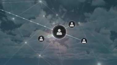 Gökyüzü ve bulutlar üzerinde insanlarla olan bağlantı ağının animasyonu. küresel bağlantılar, ağlar ve dijital arayüz konsepti dijital olarak oluşturulmuş video.
