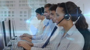 Dünya 'nın animasyonu ve telefon kulaklığı kullanan çeşitli iş adamlarıyla olan bağlantıları. küresel iş, iletişim, bağlantılar ve dijital olarak oluşturulmuş video işleme konsepti.
