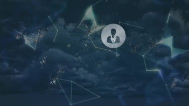 Dünya, gökyüzü ve bulutlar üzerindeki insan simgeleriyle bağlantı ağının animasyonu. küresel bağlantılar, ağlar ve dijital arayüz konsepti dijital olarak oluşturulmuş video.