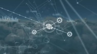 Gökyüzü ve bulutların üzerindeki simgelerle bağlantı ağının animasyonu. küresel bağlantılar, ağlar ve dijital arayüz konsepti dijital olarak oluşturulmuş video.