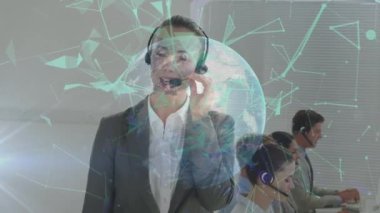 Dünya 'nın animasyonu ve telefon kulaklığı kullanan çeşitli iş adamlarıyla olan bağlantıları. küresel iş, iletişim, bağlantılar ve dijital olarak oluşturulmuş video işleme konsepti.