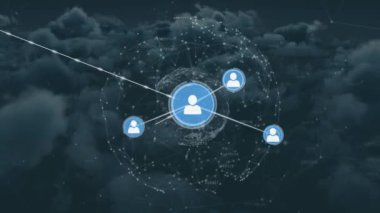 Gökyüzü ve bulutlar üzerinde insanlarla olan bağlantı ağının animasyonu. küresel bağlantılar, ağlar ve dijital arayüz konsepti dijital olarak oluşturulmuş video.