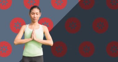 Melez bir kadının gri arka planda meditasyon yaptığı dünya meditasyon günü metninin animasyonu. dünya meditasyon günü ve dijital olarak üretilen video konsepti.