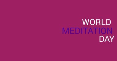 Mor arka planda meditasyon yapan bir kadınla dünya meditasyon günü metninin animasyonu. dünya meditasyon günü ve dijital olarak üretilen video konsepti.