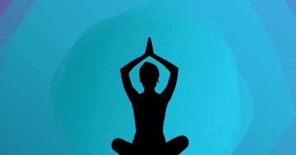 青い背景に女性の瞑想シルエットのアニメーション 瞑想の日やお祝いのコンセプトをデジタルで — ストック動画