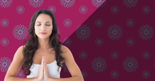 Анімація Тексту Всесвітнього Дня Медитації Кавказькою Жінкою Медитує Фіолетовому Фоні — стокове відео