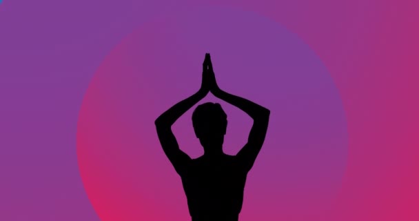 紫の背景に女性の瞑想シルエットのアニメーション 瞑想の日やお祝いのコンセプトをデジタルで — ストック動画