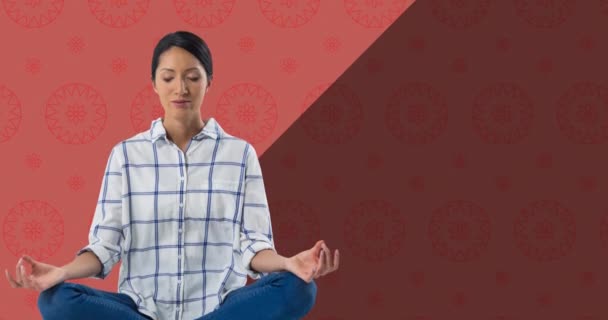 Kırmızı Arka Planda Meditasyon Yapan Melez Bir Kadının Olduğu Dünya — Stok video