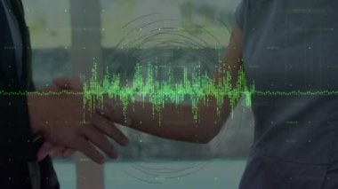 İş adamlarının el sıkışması üzerine finansal veri işleme animasyonu. küresel bağlantılar, iş dünyası, dijital arayüz, teknoloji ve ağ konsepti dijital olarak oluşturulmuş video.