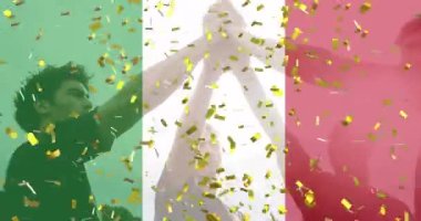 Altın konfeti ve İtalyan bayrağı, birbirlerine beşlik çakan bir grup erkek rugby oyuncusuna karşı. spor ve yarışma konsepti