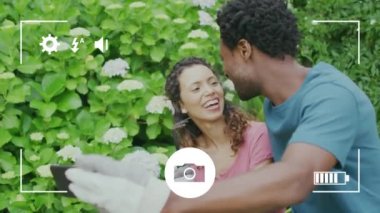 Mutlu çiftler bahçıvanlığı üzerine kamera arayüzü animasyonu. Bahçe işleri ve halk bahçesi haftası konsepti dijital olarak oluşturulmuş video.