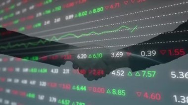 Dijital arayüzün animasyonu ve iş adamları üzerinde finansal veri işleme. küresel bağlantılar, iş dünyası, dijital arayüz, teknoloji ve ağ konsepti dijital olarak oluşturulmuş video.
