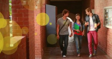 Beyaz kadın ve erkek gençlerin okul koridorunda yüzdüğü sarı dairelerin animasyonu. eğitim, öğrenme ve dijital olarak üretilen video konseptine geri dönüş.