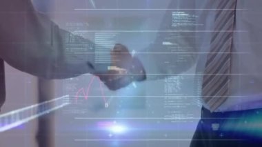 İş adamlarının el sıkışması üzerine finansal veri işleme animasyonu. küresel bağlantılar, iş dünyası, dijital arayüz, teknoloji ve ağ konsepti dijital olarak oluşturulmuş video.