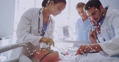 Kıdemli hastayı muayene eden çeşitli erkek ve kadın doktorların grafiklerinin animasyonu. sağlık, tıp, bilim ve teknoloji konsepti dijital olarak oluşturulmuş video.