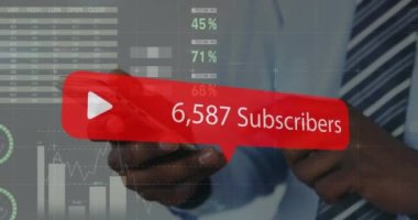 Akıllı telefon kullanan Afro-Amerikan iş adamı üzerinde medya simgesi ve veri işleme animasyonu. Sosyal medya ve iletişim arayüzü kavramı dijital olarak oluşturulmuş video.