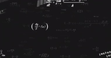 Matematiksel denklemlerin animasyonu ve kara arkaplan üzerinde veri işleme. küresel bilim ve teknoloji konsepti dijital olarak üretilen video.