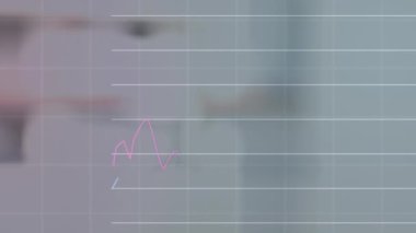 Kafkasyalı iş adamlarının el sıkışarak finansal veri işleme animasyonu. küresel iş, finans ve dijital arayüz kavramı dijital olarak oluşturulmuş video.