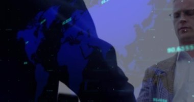 İş adamlarının el sıkışması üzerine finansal veri işleme animasyonu. küresel bağlantılar, iş dünyası, dijital arayüz, teknoloji ve ağ konsepti dijital olarak oluşturulmuş video.