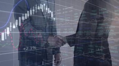 Kafkasyalı iş adamlarının el sıkışarak finansal veri işleme animasyonu. küresel iş, finans ve dijital arayüz kavramı dijital olarak oluşturulmuş video.
