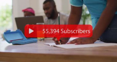 Çocuklu dizüstü bilgisayar kullanan Afro-Amerikan bir adamın medya simgesi. Sosyal medya ve iletişim arayüzü kavramı dijital olarak oluşturulmuş video.