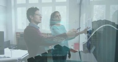 Ofisteki çeşitli iş adamları üzerinde finansal veri işleme animasyonu. küresel finansman, teknoloji ve dijital arayüz kavramı dijital olarak oluşturulmuş video.