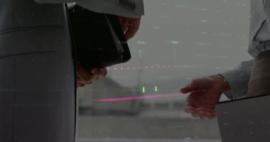 Dijital arayüzün animasyonu ve iş adamları üzerinde finansal veri işleme. küresel bağlantılar, iş dünyası, dijital arayüz, teknoloji ve ağ konsepti dijital olarak oluşturulmuş video.