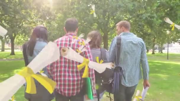 Çeşitli Öğrencilerin Güneşli Bir Günde Konuşup Yürümesi Üzerine Diplomaların Canlandırılması — Stok video