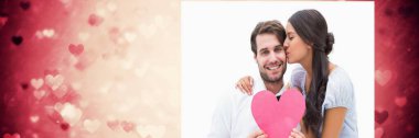 Kafkasyalı çift ellerinde kalp şeklinde bir levha tutuyorlar kırmızı kalp simgelerine karşı fotokopi alanı olan. Sevgililer Günü ve Aşk Konsepti