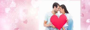 Kafkasyalı çift ellerinde kalp şeklinde bir levha tutuyorlar kırmızı kalp simgelerine karşı fotokopi alanı olan. Sevgililer Günü ve Aşk Konsepti