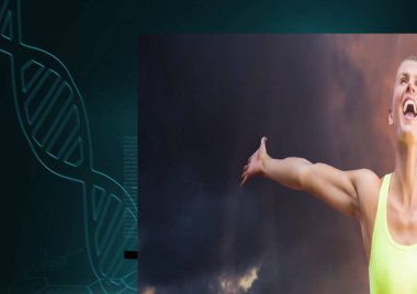 Beyaz kadın sporcu DNA yapısına karşı kutlama yapıyor ve yeşil arka planda kopyalama alanı var. Spor ve tıbbi araştırma teknolojisi kavramı