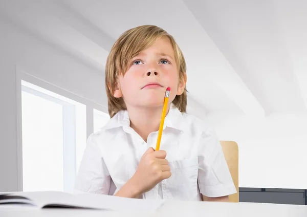 職場を背に学校で鉛筆を持っている思慮深い白人の少年 学校や教育の概念 — ストック写真