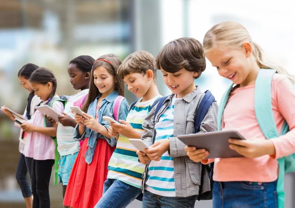 Gruppe Verschiedener Schüler Die Elektronische Geräte Vor Verschwommenem Hintergrund Benutzen — Stockfoto