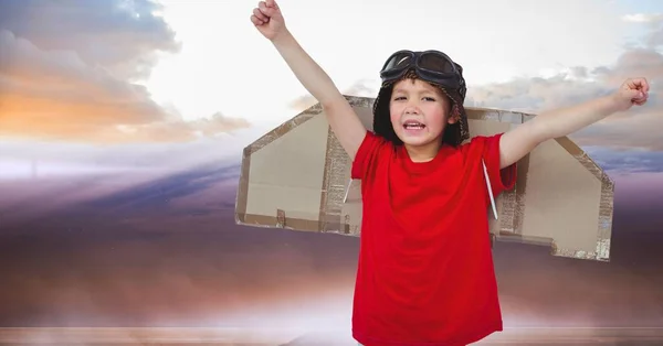 日没の空に対する飛行機の衣装で白人少年の複合画像 航空と航空旅行の概念 — ストック写真