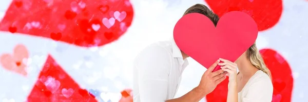 Kafkasyalı Çift Ellerinde Kalp Şeklinde Bir Levha Tutuyorlar Kırmızı Kalp — Stok fotoğraf