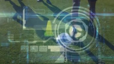 Çeşitli erkek futbolcuların bacaklarının üzerinde farklı veri işleme animasyonları. global spor, teknoloji, veri işleme ve dijital arayüz kavramı dijital olarak oluşturulmuş video.