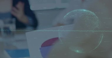 Finansal verilerin ve dünyanın animasyonunun mutlu beyaz iş kadınının üzerinde olması. küresel iş, finans, teknoloji ve veri işleme kavramı dijital olarak oluşturulmuş video.