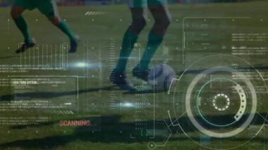 Çeşitli erkek futbolcuların bacaklarının üzerinde farklı veri işleme animasyonları. global spor, teknoloji, veri işleme ve dijital arayüz kavramı dijital olarak oluşturulmuş video.