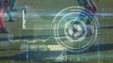 Çeşitli erkek futbolcuların bacaklarının üzerinde farklı veri işleme animasyonları. global spor, teknoloji, veri işleme ve dijital arayüz kavramı dijital olarak oluşturulmuş video.