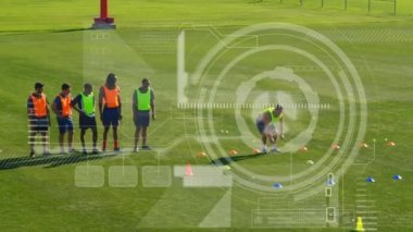 Çeşitli erkek futbol oyuncuları üzerinde farklı veri işleme animasyonları. global spor, teknoloji, veri işleme ve dijital arayüz kavramı dijital olarak oluşturulmuş video.